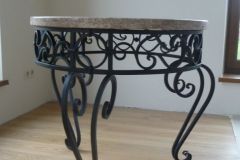 34.-Kalviskas-metalinis-lauko-staliukas-su-akmeniu