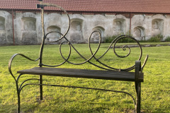 37.-Kalviskas-metalinis-lauko-suoliukas-Ricardui-Mikutaviciui-atminti