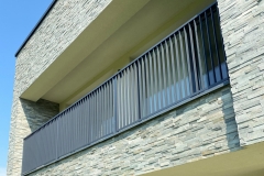 23.-Modernus-metaliniai-balkono-tureklai
