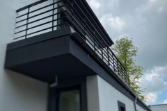 27.-Modernus-metaliniai-balkono-tureklai