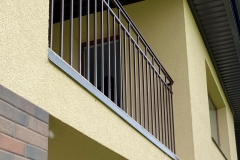 30.-Modernus-metaliniai-balkono-tureklai