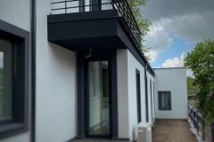 26.-Modernus-metaliniai-balkono-tureklai