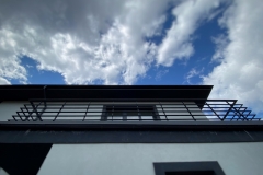 28.-Modernus-metaliniai-balkono-tureklai