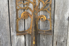 118.-Metaline-sodo-ar-kiemo-dekoracija-is-seno-kastuvo