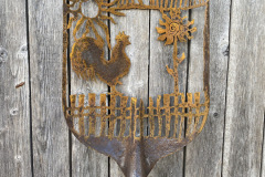 121.-Metaline-sodo-ar-kiemo-dekoracija-is-seno-kastuvo