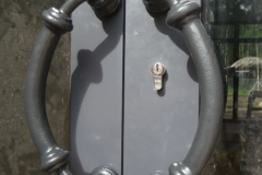 136.-Kalviskos-metalines-duru-rankenos