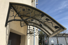 41.-Kalviskas-metalinis-stogelis-virs-duru