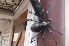 43. Kalviskas metalinis stogelis su voru