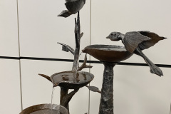 92.-Kalviskas-metalinis-fontanas-su-pauksciais