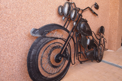 32. Skulptura-kalviskas-metalinis-motociklas