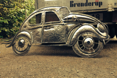 87.-Kalviska-metaline-automobilio-vw-beetle-skulptura