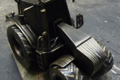28.-Skulptura-kalviskas-metalinis-traktorius FENDI