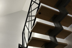 129.-Metaliniai-modernus-laiptu-tureklai