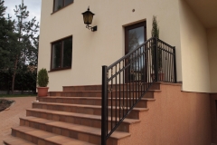 64. Kalviški metaliniai kniedyti lauko laiptų turėklai