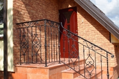 72. Kalviški metaliniai lauko laiptų turėklai