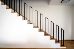 76.-Modernus-metaliniai-laiptu-tureklai