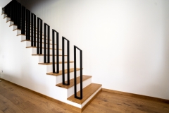 77.-Modernus-metaliniai-laiptu-tureklai