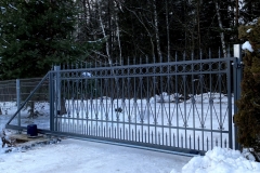 108.-Kalviski-stumdomi-automatiniai-kiemo-vartai-varteliai-ir-metaline-tvora
