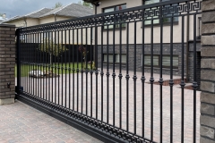 100.-Kalviski-stumdomi-automatiniai-kiemo-vartai-varteliai-ir-metaline-tvora