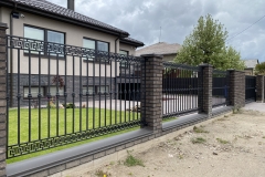103.-Kalviski-stumdomi-automatiniai-kiemo-vartai-varteliai-ir-metaline-tvora
