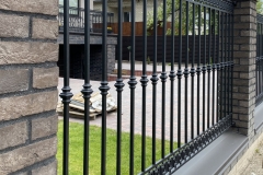 104.-Kalviski-stumdomi-automatiniai-kiemo-vartai-varteliai-ir-metaline-tvora