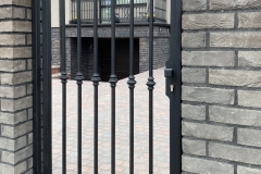 105.-Kalviski-stumdomi-automatiniai-kiemo-vartai-varteliai-ir-metaline-tvora