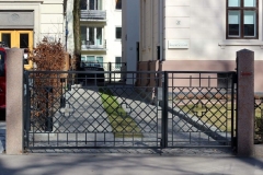 113.-Kalviski-stumdomi-automatiniai-kiemo-vartai-varteliai-ir-metaline-tvora