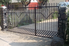 128.-Metaliniai-atveriami-kiemo-vartai-ir-varteliai