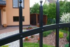 56.-Kalviski-atveriami-automatiniai-kiemo-vartai-ir-kalviska-tvora