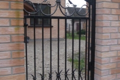 60.-Kalviski-atveriami-automatiniai-kiemo-varteliai-ir-kalviska-tvora