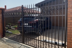 70.-Kalviski-atveriami-automatiniai-kiemo-vartai-ir-varteliai