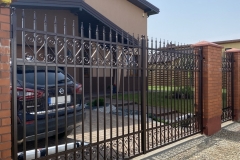 71.-Kalviski-atveriami-automatiniai-kiemo-vartai-ir-varteliai