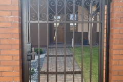 72.-Kalviski-atveriami-automatiniai-kiemo-vartai-ir-varteliai