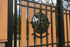 74.-Kalviski-atveriami-automatiniai-kiemo-vartai-ir-varteliai