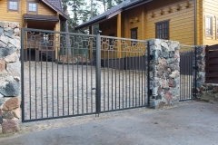 78.-Kalviski-atveriami-automatiniai-kiemo-vartai-ir-varteliai