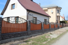 81.-Kalviski-atveriami-automatiniai-kiemo-vartai-varteliai-ir-metaline-tvora