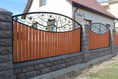 82.-Kalviski-atveriami-automatiniai-kiemo-vartai-varteliai-ir-metaline-tvora
