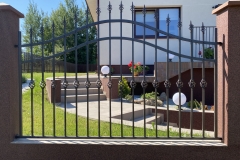 84.-Kalviski-atveriami-automatiniai-kiemo-vartai-varteliai-ir-metaline-tvora