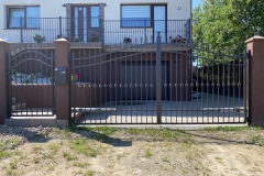 87.-Kalviski-varstomi-automatiniai-kiemo-vartai-varteliai-ir-metaline-tvora