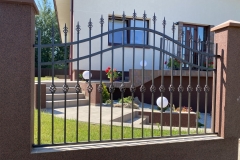 88.-Kalviski-atveriami-automatiniai-kiemo-vartai-varteliai-ir-metaline-tvora