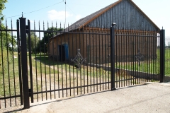 89.-Kalviski-atveriami-automatiniai-kiemo-vartai-varteliai-ir-metaline-tvora