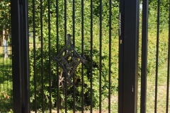 90.-Kalviski-atveriami-automatiniai-kiemo-vartai-varteliai-ir-metaline-tvora