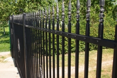 91.-Kalviski-atveriami-automatiniai-kiemo-vartai-varteliai-ir-metaline-tvora