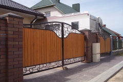 92.-Kalviski-atveriami-automatiniai-kiemo-vartai-varteliai-ir-metaline-tvora