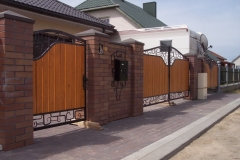 93.-Kalviski-atveriami-automatiniai-kiemo-vartai-varteliai-ir-metaline-tvora