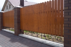 95.-Kalviski-atveriami-automatiniai-kiemo-vartai-varteliai-ir-metaline-tvora