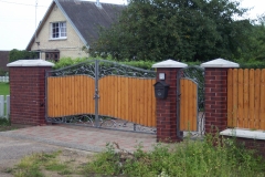 96.-Kalviski-atveriami-automatiniai-kiemo-vartai-varteliai-ir-metaline-tvora